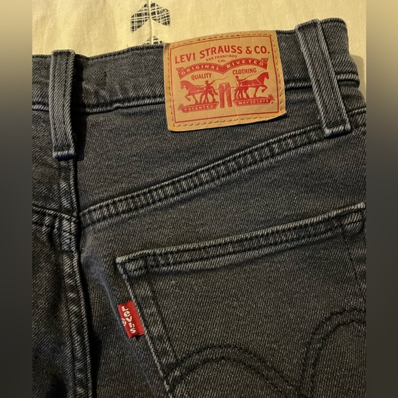SOLD ELSEWHERE: Size 26 Levi’s mom jeans, dark grey/faded black in colour - Picture 3 of 4